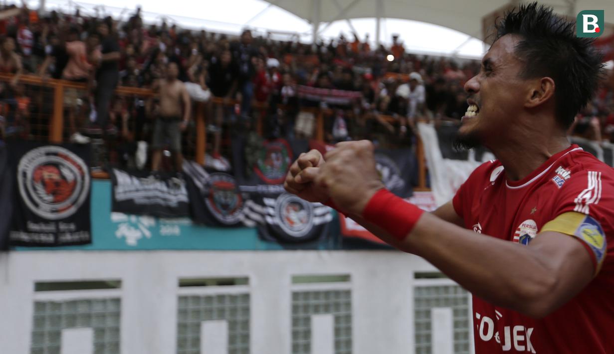 Bek Persija Jakarta, Maman Abdurahman, merayakan gol yang dicetaknya ke gawang Sriwijaya FC pada laga Liga 1 di Stadion Wibawa Mukti, Jawa Barat, Sabtu (24/11). Persija menang 3-2 atas Sriwijaya. (Bola.com/Yoppy Renato)