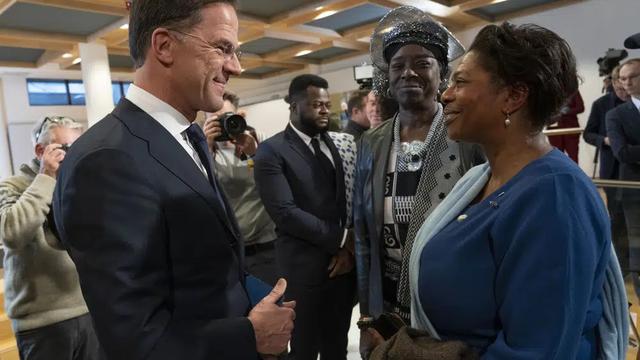 PM Belanda Mark Rutte berbicara kepada tamu undangan usai meminta maaf atas nama pemerintahnya soal peran historis Belanda dalam perbudakan dan perdagangan budak di Gedung Arsip Nasional di Den Haag, Senin, 19 Desember 2022. (Foto AP/Peter Dejong)