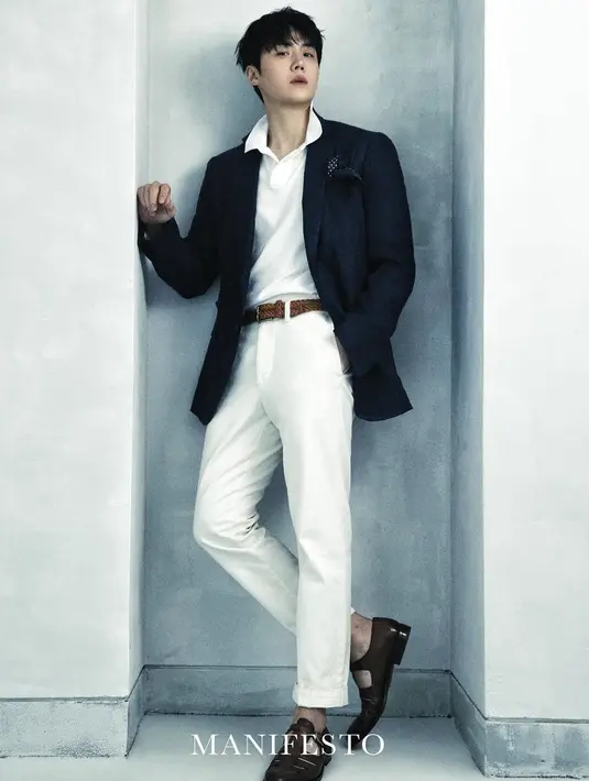Tampil dengan gaya khas old money, Kim Seon Ho padukan polo shirt dan celana putih dengan casual blazer [@seonho_kim]