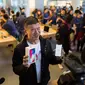 Ekspresi seorang pembeli saat berpose dengan iPhone X baru di sebuah showroom Apple di Beijing, China (3/11). (AFP Photo/Fred Dufour)