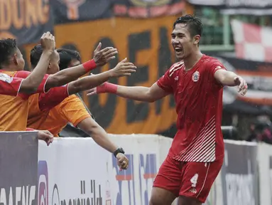 Bek Persija Jakarta, Ryuji Utomo, merayakan gol yang dicetaknya ke gawang TIRA Persikabo pada laga Piala Indonesia di Stadion Patriot, Bekasi, Kamis (21/2). Persija menang 2-0 atas TIRA Persikabo. (Bola.com/Yoppy Renato)