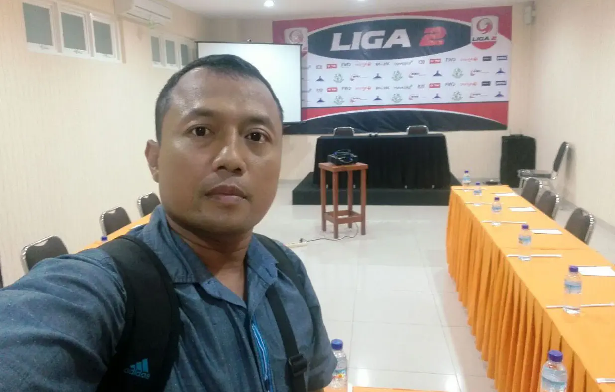Bambang Sumantri, mantan pemain Persela sekaligus sahabat almarhum Choirul Huda. (Bola.com/Zaidan Nazarul)
