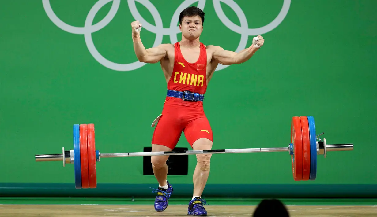 Reaksi Lifter Tiongkok, Long Qingquan setelah berhasil mengangkat beban pada cabang angkat besi putra selama Olimpiade Rio 2016 di Rio de Janeiro, Brasil, Minggu (7/8). Long memecahkan rekor dunia usai menyabet medali emas. (REUTERS/Stoyan Nenov)