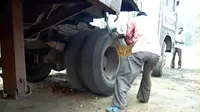 Sebuah truk yang mogok dapat dijalankan kembali dengan suatu cara yang unik. 