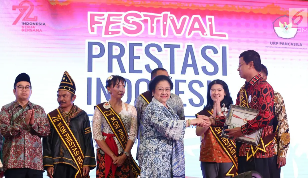 Presiden kelima RI Megawati Soekarnoputri memberikan penghargaan kepada salah satu ikon prestasi Indonesia dalam Festival Prestasi Indonesia yang diselenggarakan oleh UKP-Pancasila di Jakarta Convention Center, Senin (21/8). (Liputan6.com/Johan Tallo)