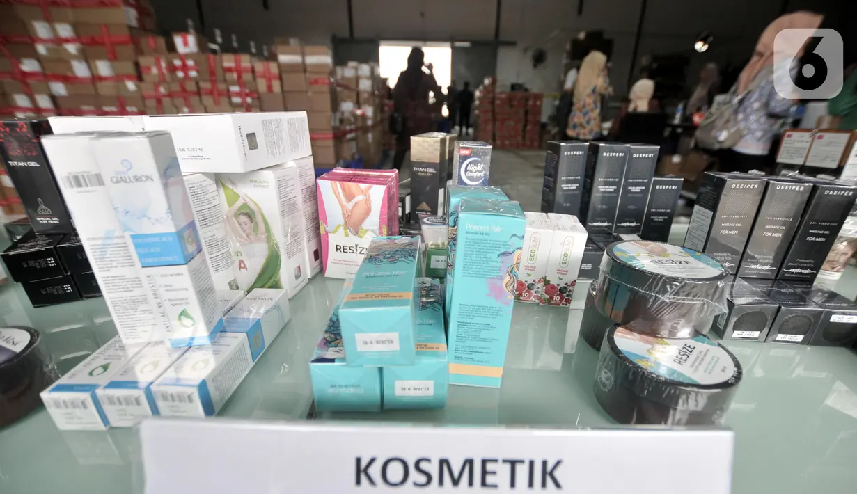 Barang bukti hasil pengungkapan kasus peredaran obat dan makanan ilegal ditunjukkan di sebuah gudang kawasan Sunter, Jakarta, Selasa (10/12/2019). BPOM membongkar jaringan peredaran kosmetik, obat tradisional, dan pangan olahan ilegal. (merdeka.com/Iqbal Nugroho)
