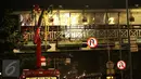 Petugas pemadam membongkar papan reklame di jembatan penyeberangan orang (JPO) di Jalan Warung Buncit Raya, Jakarta, Jumat (7/10). Dishub DKI akan membongkar 74 reklame lain yang berada di jembatan penyeberangan orang. (Liputan6.com/Helmi Afandi)