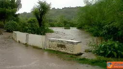 Citizen6, Kilo: Banjir di jalan Kore-Kiwu, Kecamatan Kilo, Kabupaten Dompu, Nusa Tenggara, telah meluap sampai kebadan ruas jalan. (Pengirim: Aji)