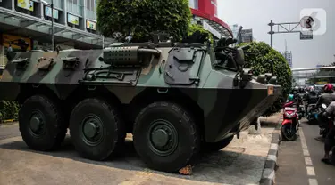 Kendaraan taktis milik TNI, Panser Anoa terparkir di kawasan LTC Glodok, Jakarta, Jumat (18/10/2019). Penjagaan tersebut guna memberikan rasa aman bagi masyarakat menjelang pelantikan presiden dan wakil presiden terpilih, 20 Oktober 2019. (Liputan6.com/Faizal Fanani)