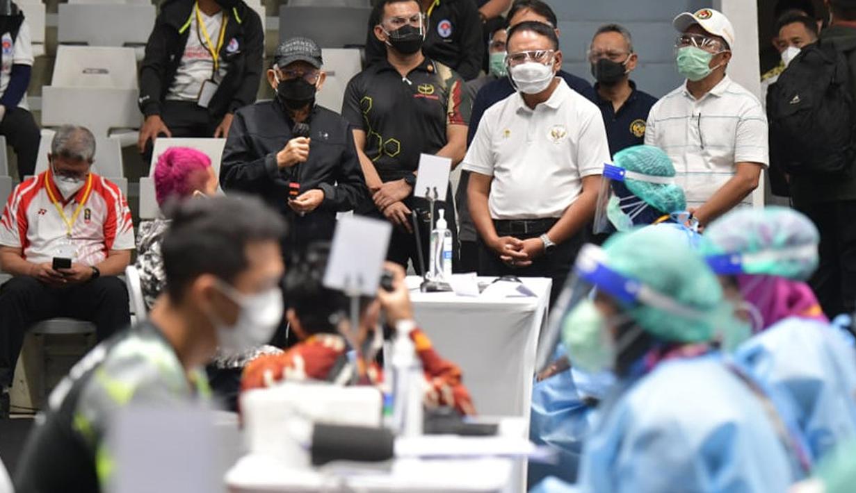Wakil Presiden Ma'aruf Amin bersama Menteri Pemuda dan Olahraga Zainudin Amali memantau jalannya proses vaksinasi bagi atlet di Istora Senayan. (Foto: Dok. Kemenpora)