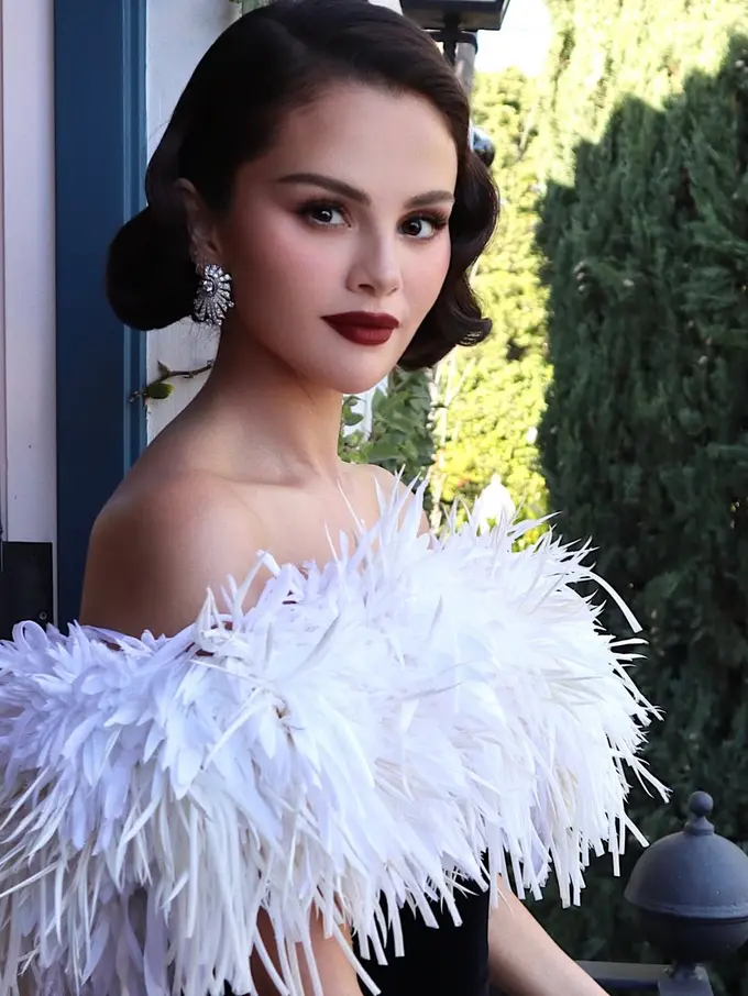 Pesona Selena Gomez Bergaya Ala Marilyn Monroe, Old Glam Hollywood di Golden Globe Awards 2026 Didominasi Makeup Brand Sendiri