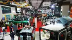 Pengunjung melihat-lihat kendaraan selama Pameran Otomotif Internasional Indonesia di Jakarta, Sabtu 7 Februari 2026. Ajang Indonesia International Motor Show (IIMS) 2026 menjadi etalase peluncuran berbagai kendaraan baru di pasar otomotif nasional. (AP Photo/Tatan Syuflana)