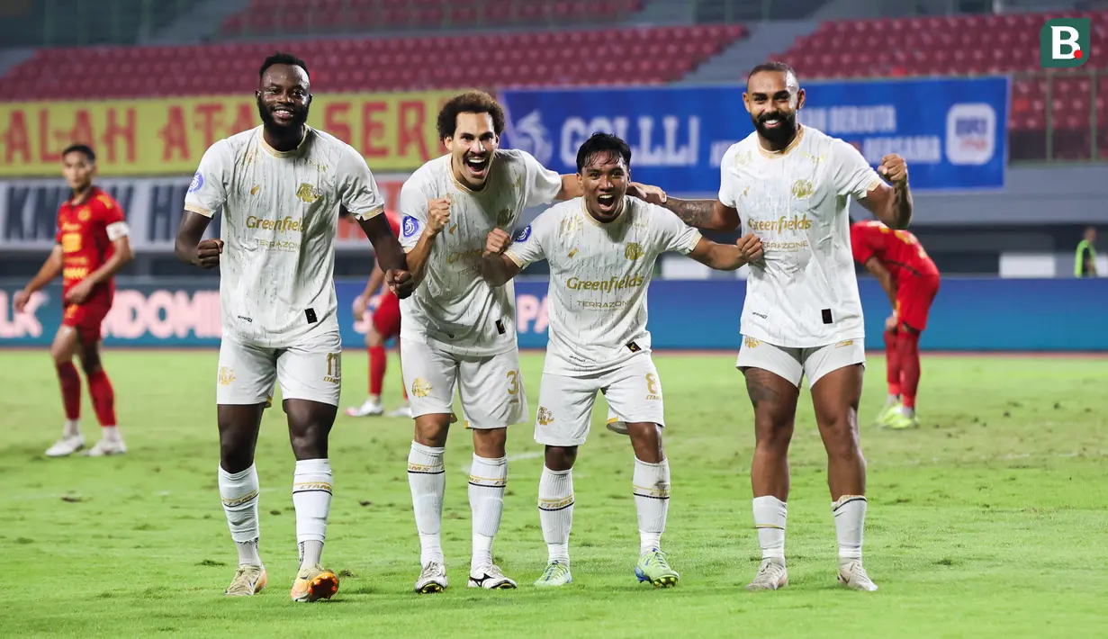 Para pemain Arema FC melakukan selebrasi gol ketiga Arema FC ke gawang Persija Jakarta  dalam laga pekan 26 BRI Liga 1 2024/2025 yang digelar di Stadion Patriot Candrabhaga, Bekasi, Minggu (9/3/2025) malam WIB.