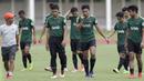 Para pemain Timnas Indonesia U-22 tampak lelah usai latihan di Stadion Madya, Jakarta, Selasa (15/1). Latihan ini merupakan persiapan jelang Piala AFF U-22. (Bola.com/Yoppy Renato)