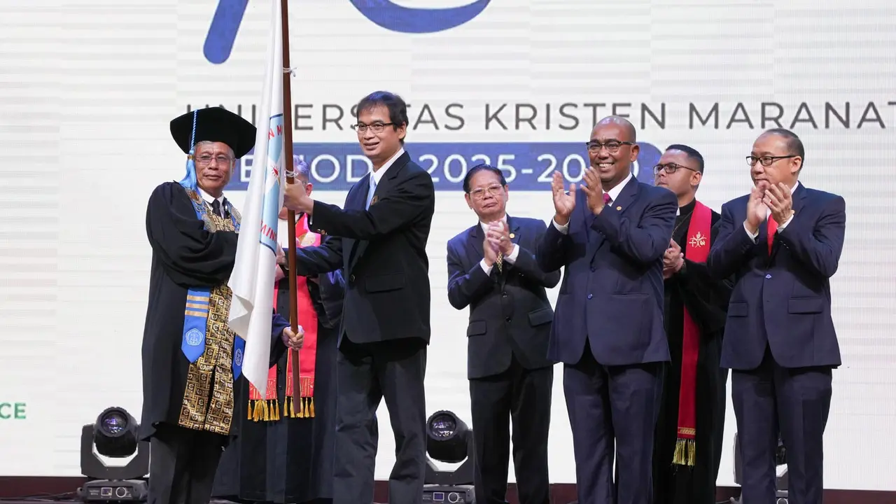 Prof. Ir. Frans Umbu Datta, M.App.Sc., Ph.D. resmi dilantik sebagai Rektor Baru Universitas Kristen Maranath, menggantikan Prof. Ir. Sri Widiyantoro, M.Sc., Ph.D., IPU. (Liputan6.com)
