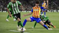 Gelandang muda Valencia, Javi Guerra (kanan) menarik minat Manchester United (AFP)
