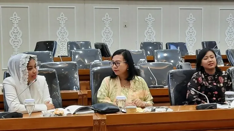 Anggota DPD RI asal Sultra, Wa Ode Rabia Al Adawia Ridwan (paling kiri).(Liputan6.com/Ahmad Akbar Fua)