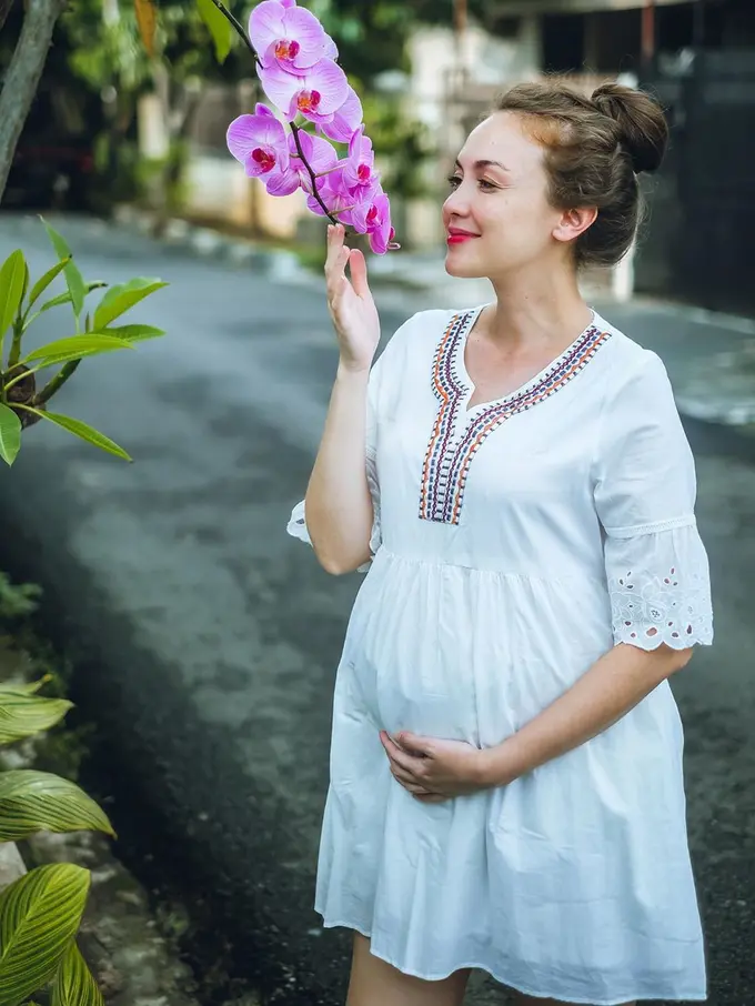 Hamil 7 Bulan, Ini 7 Potret Terbaru Rianti Cartwright Pamer Baby Bump
