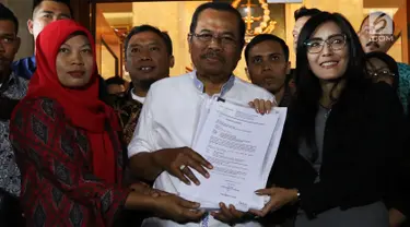 Jaksa Agung HM Prasetyo (tengah) menerima surat jaminan penangguhan eksekusi terhadap terpidana kasus pelanggaran UU ITE, Baiq Nuril Maknun(kiri)  dari anggota DPR Fraksi PDIP Rieke Diah Pitaloka di gedung Kejaksaan Agung, Jakarta, Jumat (12/7/2019). (Liputan6.com/Johan Tallo)