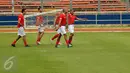 Pesepakbola legenda Liga Italia mengangkat gawang kecil jelang latihan uji lapangan di Stadion GBK, Jakarta, Jumat (20/5/2016). Legenda Liga Italia akan melawan Primavera Baretti pada laga persahabatan, Sabtu (21/5). (Liputan6.com/Helmi Fithriansyah)
