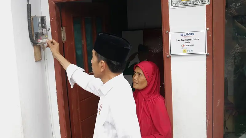 Presiden  Joko Widodo (Jokowi) meresmikan penyambungan listrik gratis kepada 30.937 rumah tangga miskin dan rentan miskin di Garut, Jawa Barat, Jumat (18/1/2019). Dok Kementerian BUMN
