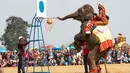 Seekor gajah bermain basket di Festival Gajah 2020 yang digelar di Provinsi Xayaboury, Laos utara, pada 22 Februari 2020. Festival tahunan yang kali ini berlangsung dari 22 Februari hingga 28 Februari tersebut telah diadakan sejak 2007 di Provinsi Xayaboury. (Xinhua/Kaikeo Saiyasane)