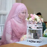 Khidmat dan sakralnya suasana akad nikah Risty Tagor dan Stuart Collin (M. Akrom Sukarya/Bintang.com)