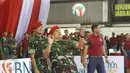 Danjen Kopassus Mayjen TNI Madsuni memukul bola saat pembukaan Danjen Kopassus-BNI Open Volleyball Tournament di Cijantung, Jakarta (2/4). Turnamen ini diikuti 16 peserta yang terbagi menjadi dua kategori, putra dan putri. (Liputan6.com/Helmi Afandi)