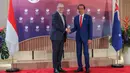 Presiden Indonesia Joko Widodo (kanan) bersalaman dengan Perdana Menteri Australia Anthony Albanese selama pertemuan bilateral mereka di sela-sela KTT Perhimpunan Bangsa-Bangsa Asia Tenggara (ASEAN) di Jakarta, Kamis, 7 September 2023. (Bagus Indahono/Pool Photo via AP)