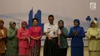 Gubernur DKI Anies Baswedan menekan tombol sirene saat peluncuran Pendataan Keluarga Online di Jakarta, Rabu (26/9). Peluncuran aplikasi tersebut untuk mewujudkan gerakan masyarakat maju-bahagiakan perempuan dan anak Jakarta. (Merdeka.com/Imam Buhori)