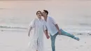 Nagita Slavina tampil dengan dress lengan balon warna putih, Raffi Ahmad mengenakan kemeja lengan pendek putih dipadukan celana denim. [@raffinagita1717]