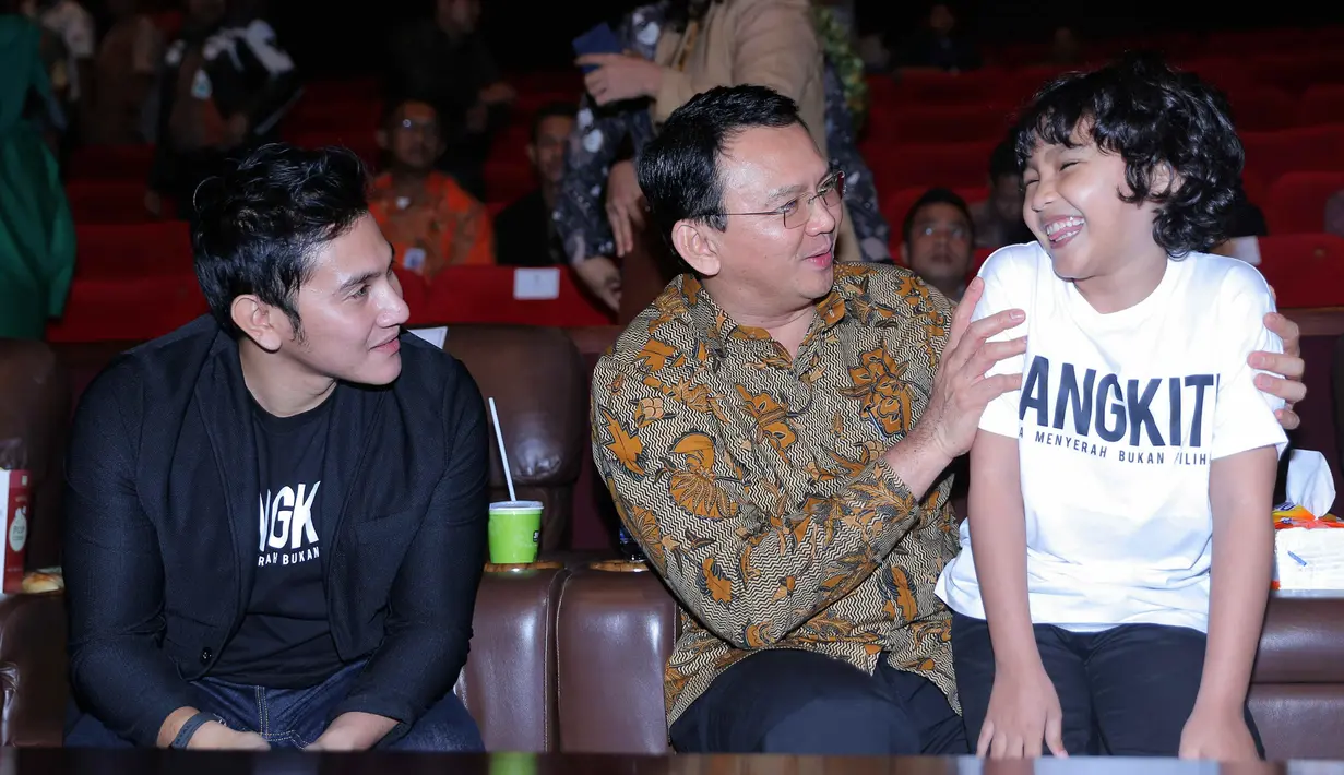 "Secara keseluruhan film ini sangat baik untuk menghargai orang-orang yang rela mengorbankan nyawanya untuk orang banyak seperti mereka," ucap Ahok seusai menyaksikan film Bangkit! di Epicentrum Kuningan, Jakarta Selatan, Jumat (12/8/2016). (Andy Masela/B
