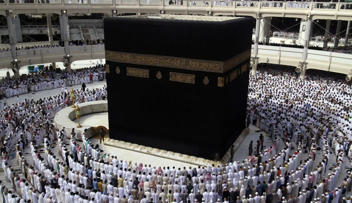 Ribuan umat muslim berdoa disekitar Ka'bah, Masjidil Haram, di hari pertama Ramadan, (29/6/2014). (REUTERS/Mohamed Alhwaity)