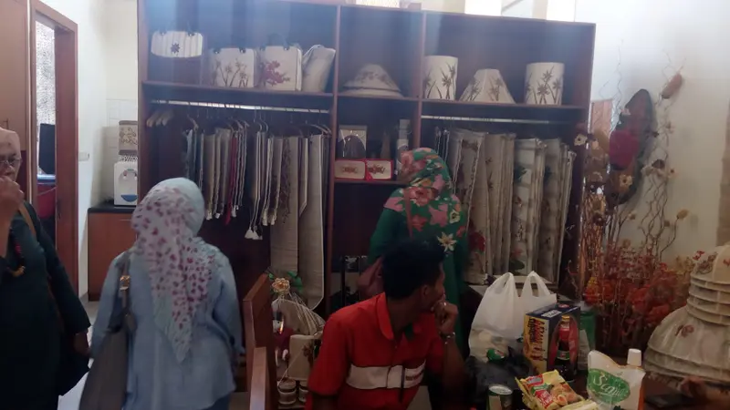 Pengunjung tengah memilih baju