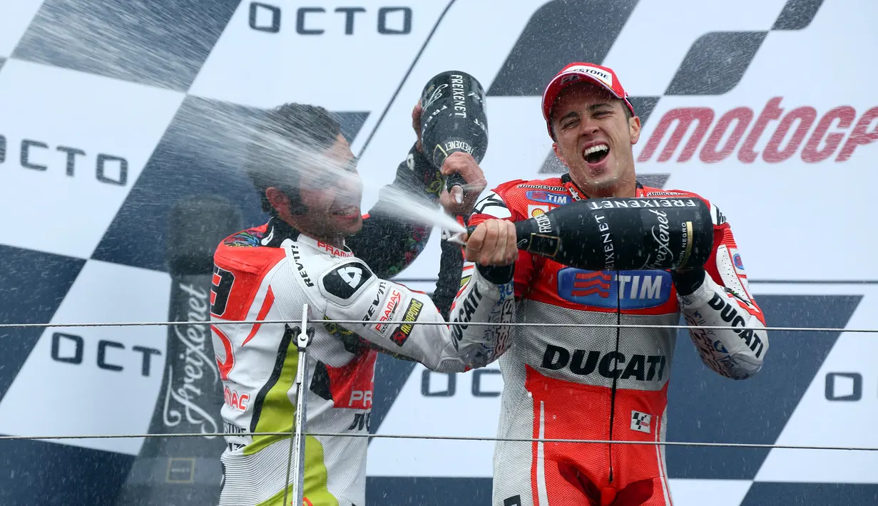 Danilo Petrucci yang membuat kejutan dengan finis kedua merayakan kemenangan dengan Andrea Dovizioso (kanan). Minggu (30/8/2015). (EPA/Tim Keeton) 