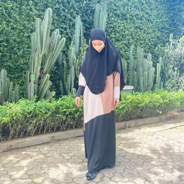 6 Potret Terbaru Laudya Cynthia Bella Kini Sering Pakai Hijab Syar'i, Tampil Beda