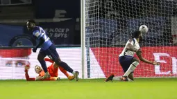 Pemain Wycombe Wanderers Fred Onyedinma (kiri) melakukan selebrasi usai mencetak gol ke gawang Tottenham Hotspur pada pertandingan putaran keempat Piala FA di Stadion Adams Park, High Wycombe, Inggris, Senin (25/1/2021). Tottenham Hotspur menang 4-1. (AP Photo/Frank Augstein)