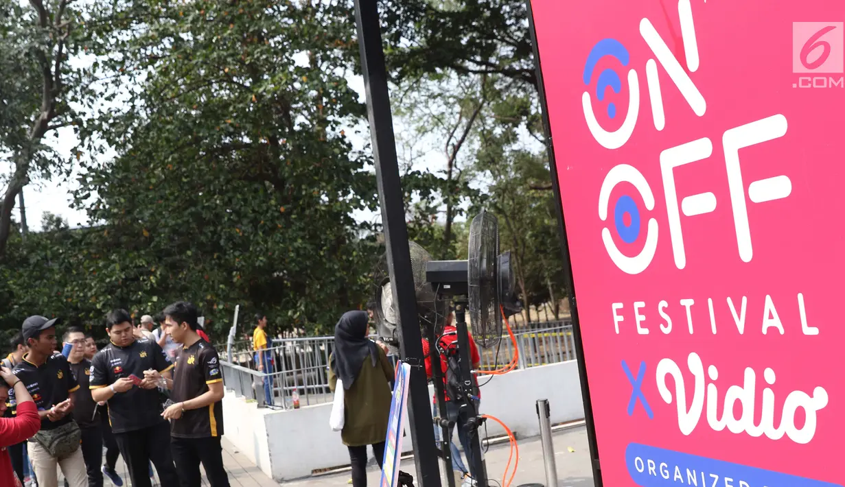 Pengunjung bersiap masuk salah satu stand karya seni komtemporer yang dipamerkan digelaran ON/OFF Festival di Istora Gelora Bung Karno, Jakarta, Sabtu (7/9/2019). Gelaran ON/OFF Festival akan berlangsung hingga Minggu (8/9). (Liputan6.com/Helmi Fithriansyah)