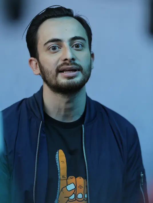 "Kalau secara personalirty sih aku nggak tau. Tapi looknya sih nice, dia baik‎. Aku bisa menilai dia pas pertama kali kenal. Dia pekerja keras. Di tengah kesibukannya, di tetap perhatian sama keluarga," tambahnya. (Adrian Putra/Bintang.com)