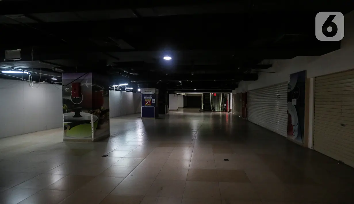 Kios-kios yang tutup di salah satu mal kawasan Jakarta, Selasa (26/10/2021). Pemerintah melalui Kementerian Keuangan terus mendorong Pemulihan Ekonomi dimasa pandemi ini yang merata dengan tren penguatan ekonomi domestik dengan memanfaatkan APBN. (Liputan6.com/Johan Tallo)