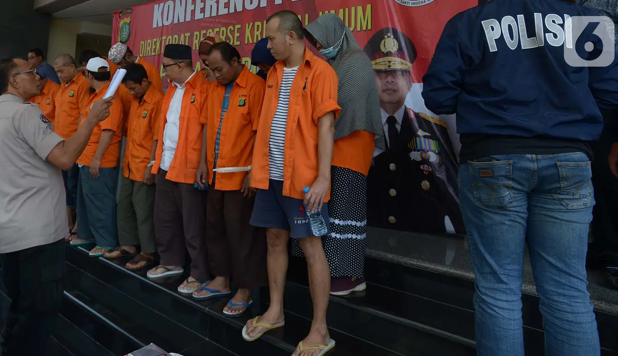 Petugas menginterogasi tersangka saat rilis kasus penganiayaan pegiat media sosial Ninoy Karundeng di Polda Metro Jaya, Selasa (22/10/2019). Polisi menetapkan 15 tersangka dalam kasus penganiayaan terhadap Ninoy di Masjid Al Falah, Pejompongan pada 30 September lalu. (merdeka.com/Imam Buhori)