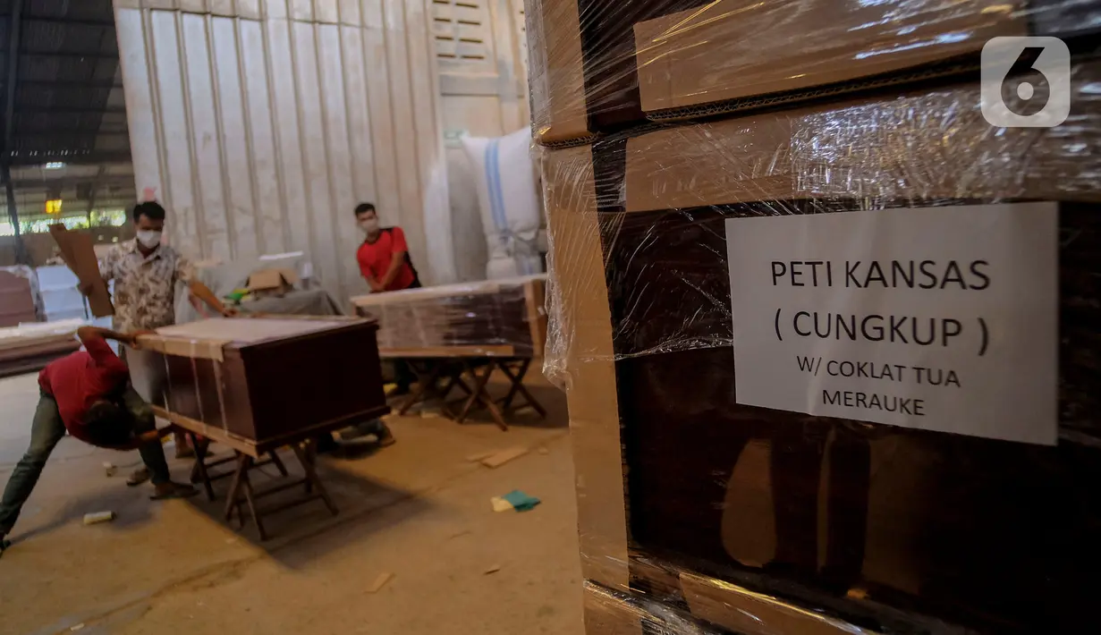 Pekerja menyelesaikan pembuatan peti khusus jenazah COVID-19 di Funisia Perkasa, Kota Tangerang, Banten, Jumat (16/10/2020). Pabrik furnitur tersebut kini memproduksi peti untuk jenazah COVID-19 dan bisa menghasilkan 50 hingga 100 buah peti per harinya. (Liputan6.com/Angga Yuniar)