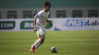Penyerang Persebaya, Akbar Firmansyah menggiring bola saat melawan Borneo FC dalam laga pekan pertama BRI Liga 1 2021/2022 di Stadion Wibawa Mukti, Cikarang, Sabtu (04/09/2021). Persebaya kalah 1-3. (Foto: Bola.com/Bagaskara Lazuardi)