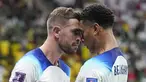 Gelandang Inggris Jordan Henderson berselebrasi dengan Jude Bellingham setelah mencetak gol pertama timnya ke gawang Senegal pada laga babak 16 besar Piala Dunia 2022 di Al Bayt Stadium, Senin (5/12/2022) dini hari WIB. Inggris sukses menaklukkan Senegal dengan skor meyakinkan 3-0. (AP Photo/Hassan Ammar)