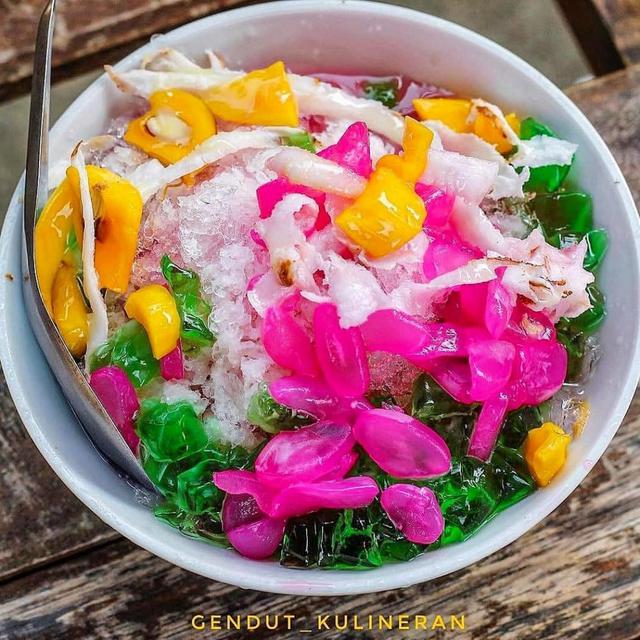 Semangkuk es campur dengan kelapa muda