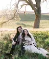 Pernikahan Kat Dennings dan Andrew W.K berlangsung di halaman belakang rumah mereka di Los Angeles. [@katdenningsss]