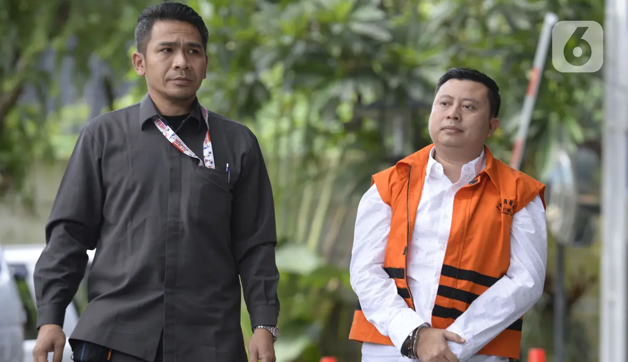 Saeful Bahri yang merupakan staf Sekjen PDIP Hasto Kristiyanto adalah penyuap Eks Komisioner KPU Wahyu Setiawan dikawal petugas berjalan akan menjalani pemeriksaan oleh penyidik di Gedung KPK, Jakarta, Senin (27/1/2020). (merdeka.com/Dwi Narwoko)