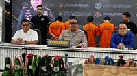 Polresta Samarinda resmi menetapkan empat mahasiswa Fakultas Keguruan dan Ilmu Pendidikan (FKIP) Universitas Mulawarman sebagai tersangka dalam kasus bom molotov. (Liputan6.com/ Abdul Jalil)