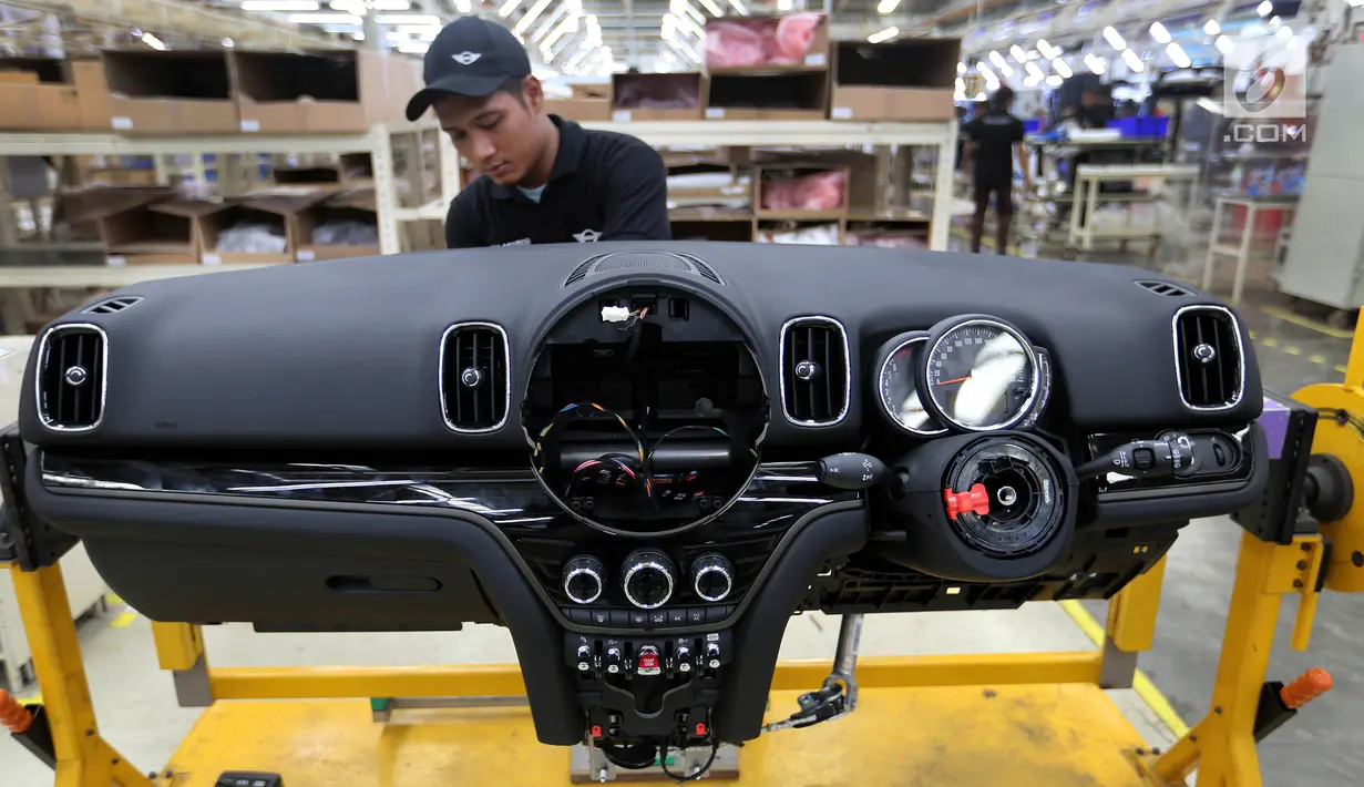 Teknisi merakit dashboard mobil MINI Countryman di pabrik perakitan Gaya Motor, Sunter, Jakarta, Kamis (6/9). New Mini Countryman yang dirakit di Indonesia hadir dalam dua varian. (Liputan6.com/Fery Pradolo)