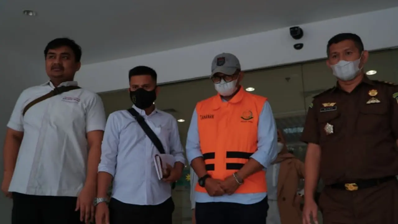 Mantan Ketua KONI Kampar Surya Darmawan yang terlibat korupsi RSUD Bangkinang saat menyerahkan diri ke Kejati Riau.